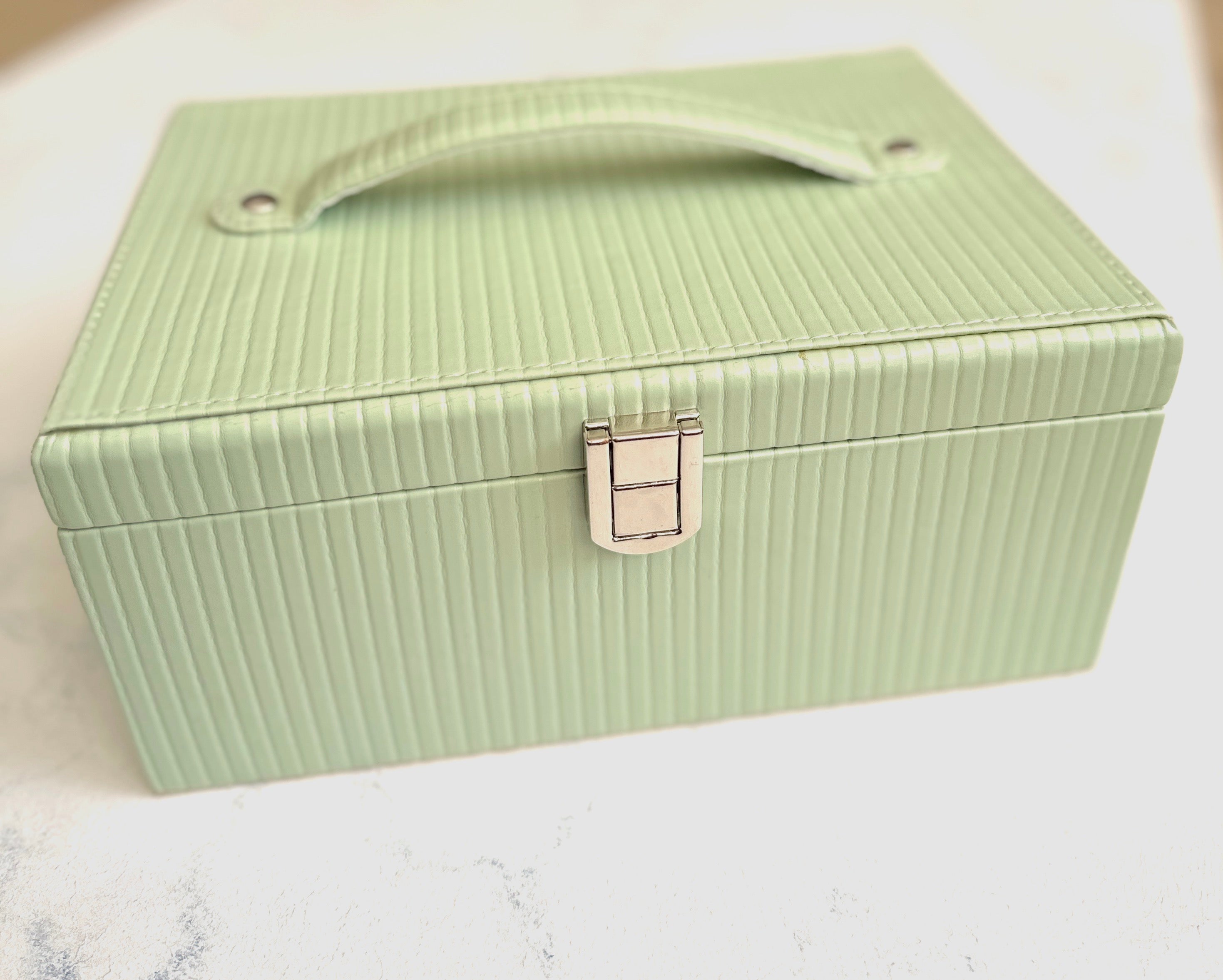 Mint Wave Vanity Case